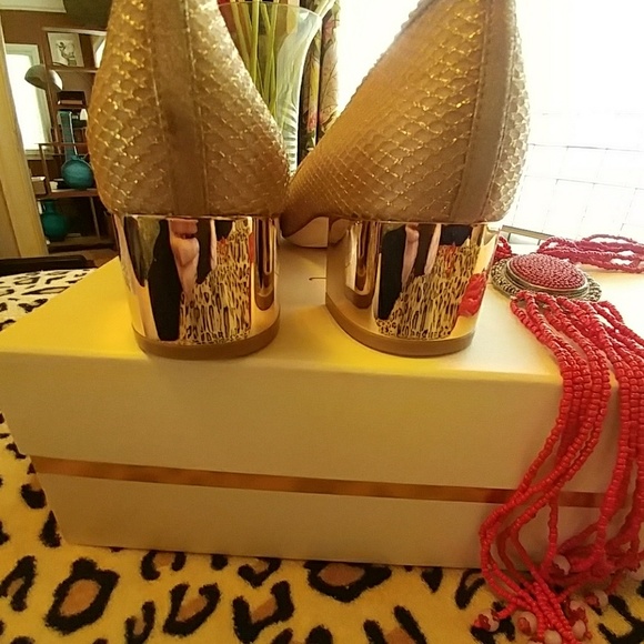 NIB Camuto Gold Mesh Studded Pumps Leather Sole - Picture 2 of 8